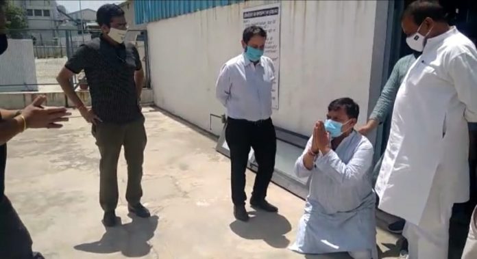 MP : आक्सीजन उपलब्ध कराने का भरोसा मिला तो दंडवत हो गए मंत्री